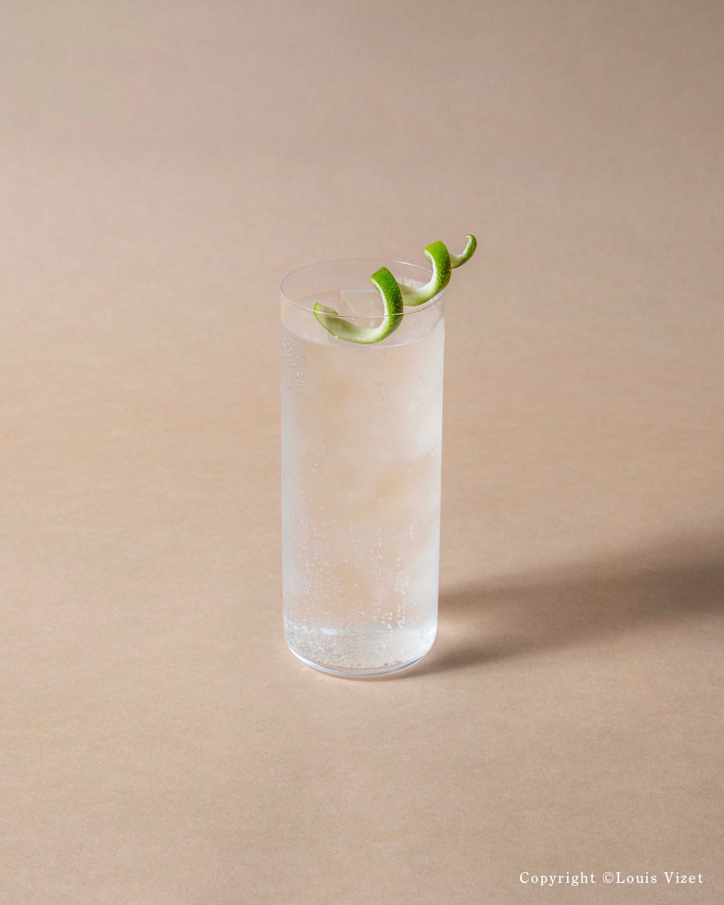 Etsu Gin & Tonic dans un verre highball avec zeste de citron vert, gin tonic au gin japonais ETSU THE Original