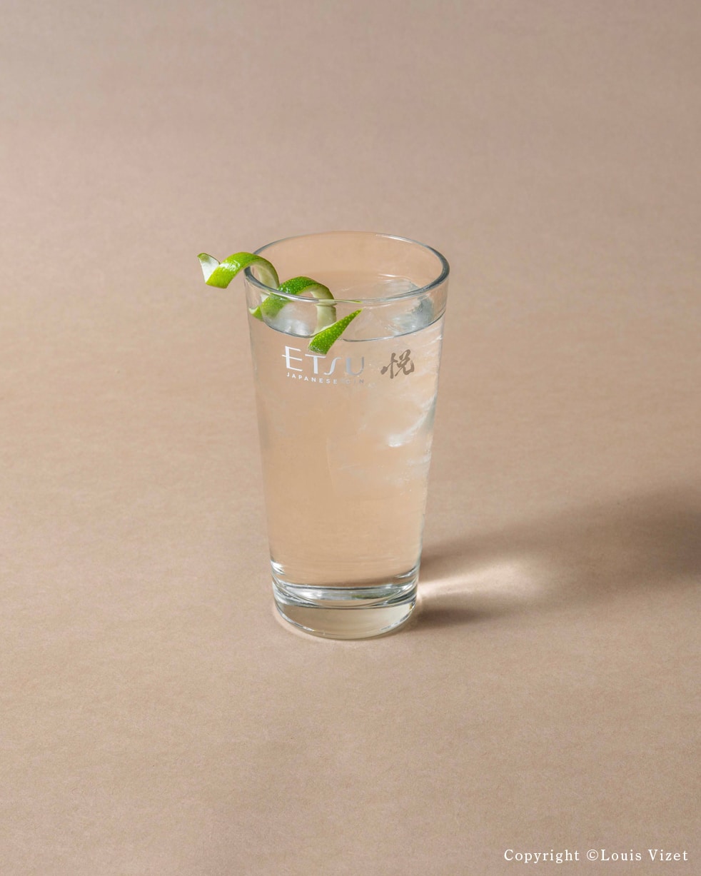 Etsu Orange Gin & Tonic, gin tonic à l'orange amère avec une écorce d'orange