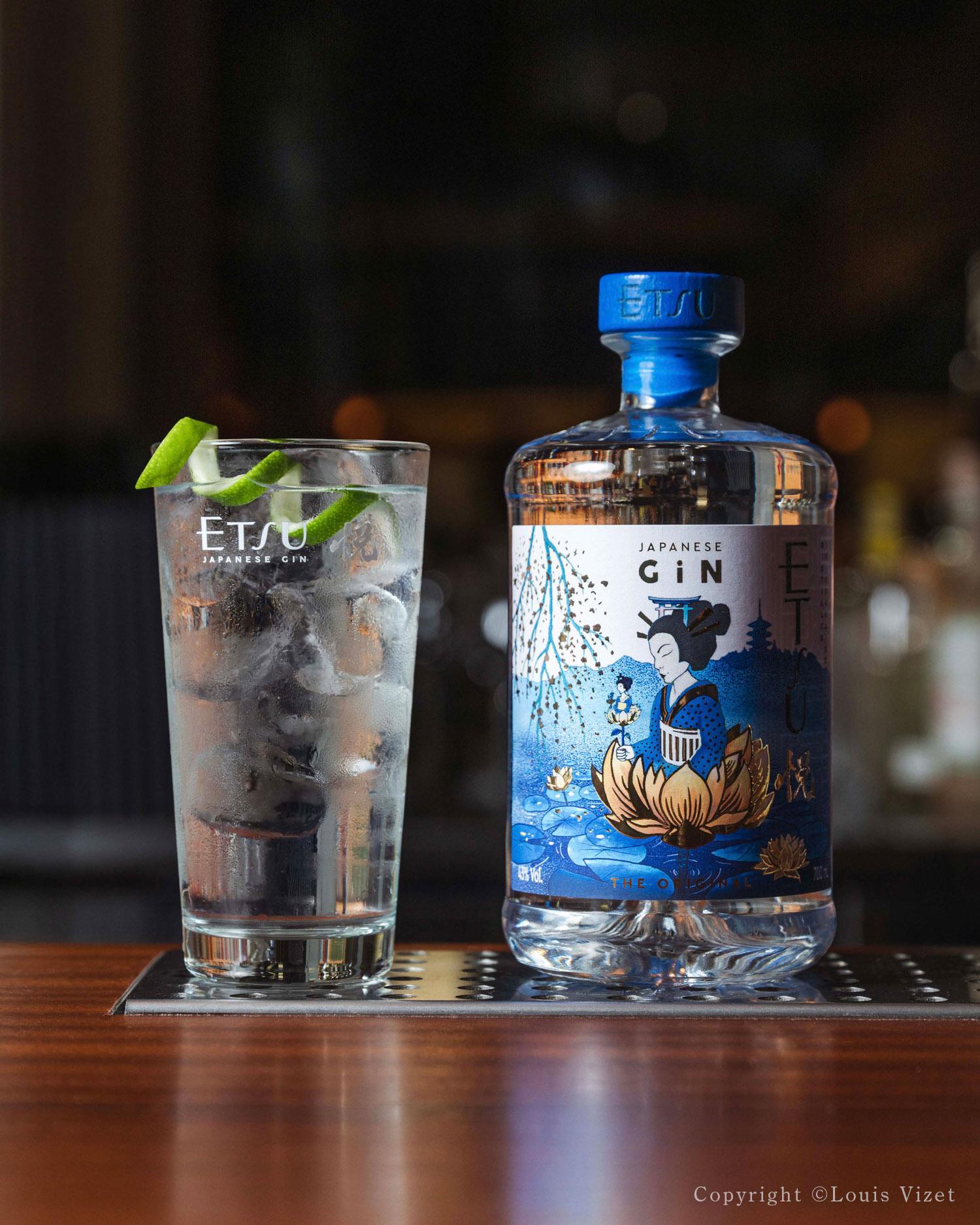 ETSU Gin & Tonic servi sur glace avec un zeste de citron vert, à côté de la bouteille ETSU The Original
