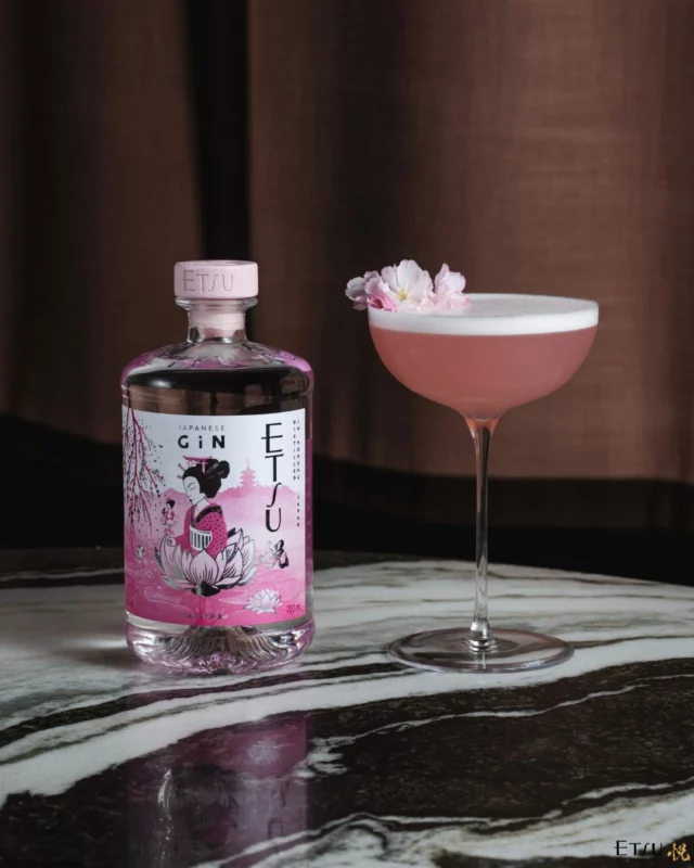 Inspired by Hanami, Sakura Blooms cocktail captures the poetry of cherry blossoms, blending the floral elegance of Etsu Sakura with the brightness of yuzu and the subtle freshness of shiso. A delicate bloom in every sip. KANPAI! 🇯🇵

📸 by @popotestudio 
#etsugin #etsusakura #etsujourney #spiritofjapan 
Drink responsibly.