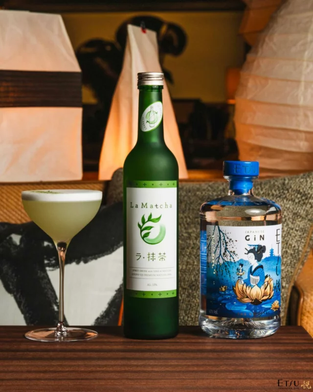 Umami in a glass. Delicate, bold, and unexpected, the Matcha & Sour Miso cocktail brings together Etsu The Original’s floral balance and the savory richness of Japanese ingredients. Floral meets umami, a bold twist rooted in Japanese flavors. KANPAI! 🇯🇵

How to prepare it:
5cl Etsu The Original
1.5cl white miso liqueur
1.5cl La Matcha liqueur
2cl honey syrup
2.5cl fresh lime juice
1 egg white or aquafaba
Garnish: matcha powder

📸 by @popotestudio 
#etsugin #etsujourney #spiritofjapan
Drink responsibly.
